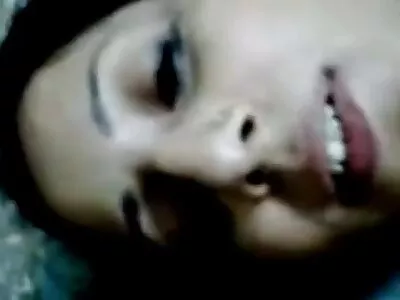 প্রাকৃতিক বাংলাদেশী হট সেক্স ভিডিও চেহারার শ্যামাঙ্গিনী তার শৃঙ্গাকার প্রেমিককে মারছে