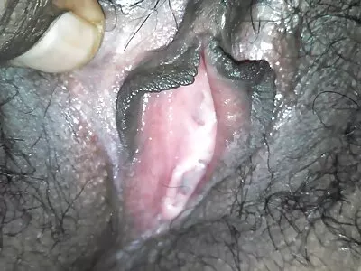 সুদৃশ্য শ্যামাঙ্গিনী পালঙ্কে বাংলা হট ভিডিও সেক্স একটি বিশাল খাদ চালাচ্ছে