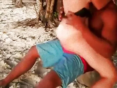 বাড়ির উঠোনে ঘুরে বেড়ানোর পর তারা বাংলা হট ভিডিও সেক্স বেডরুমে চলে যায়