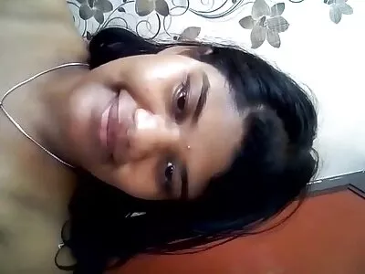 হাঙ্ক মেয়েটির ঘরে neুকে তার উত্তেজিত যোনি দেশী হট সেক্স ভিডিও ুকিয়ে দেয়